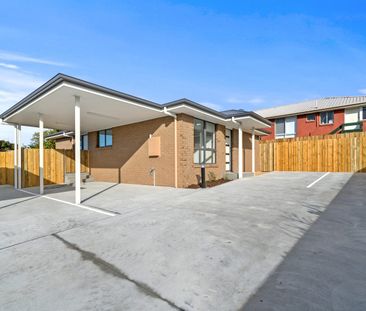 Modern 3 Bedroom Unit In Great Location - Photo 2