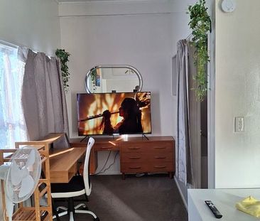 Charming 1BR Unit in Waiake w/ Garden - Photo 4