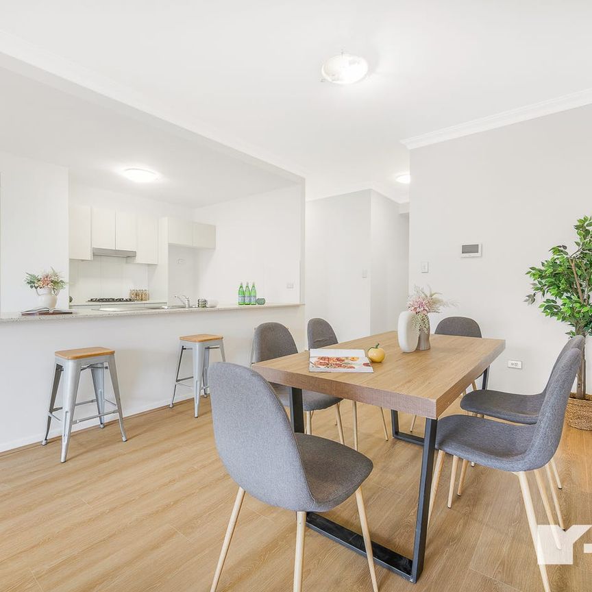 Newly Renovated Contemporary Apartment - Photo 1