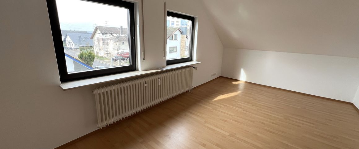 Frisch renoviert: Helle 3 Zimmer DG Wohnung in 3 Familienhaus in Jügesheim - Photo 1