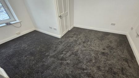 1 bed Studio - To Let - Photo 2