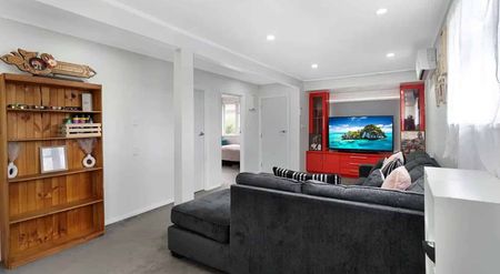 Charming 3BR Home with Garden! - Photo 4