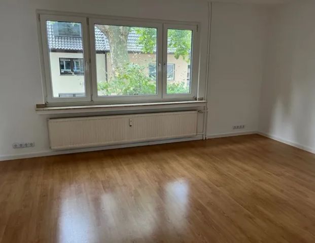 Schöne 2,5 Zimmer-Wohnung mit Balkon im I. OG in 47226 Duisburg - Photo 1