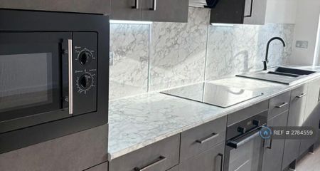 4 bedroom flat to rent - Photo 4