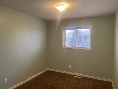 4 Bedroom Duplex with Single Attached Garage - Photo 2