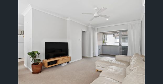 Comfortable & Convenient Townhouse Living in Erina - Photo 1