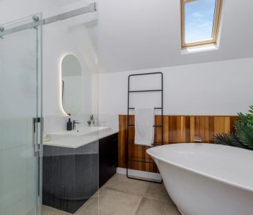 Charming in the Heart of Golden Square - Photo 6