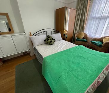 4 bedroom end of terrace house to rent - Photo 1