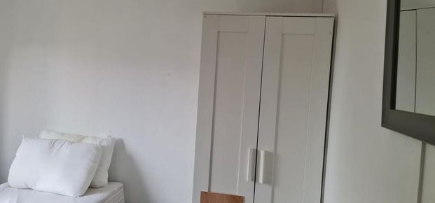 1 bedroom in a house share to rent - Photo 1