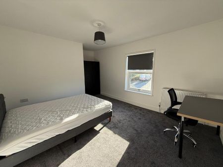 3 bedroom flat to rent - Photo 4