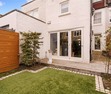 A classy four bedroom family home with excellent entertaining space. - Photo 1