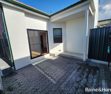 Stylish renovated 3-bedroom home - Photo 5