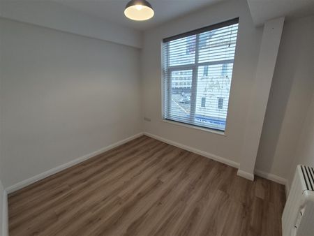 1 Bed Flat - Photo 2
