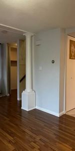 Unfurnished 2lvl 2bdrm 1.5bath stacked townhome Ambleside - Photo 4