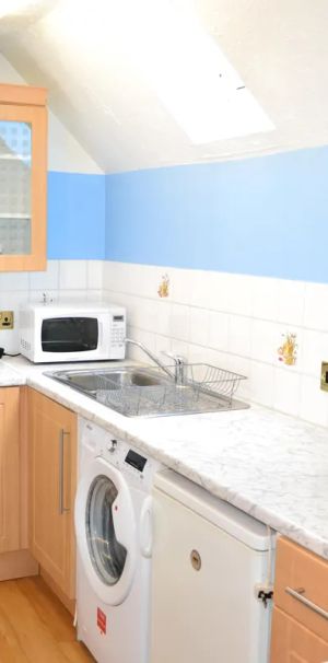 studio to rent Ladbroke Road, Redhill - Photo 1