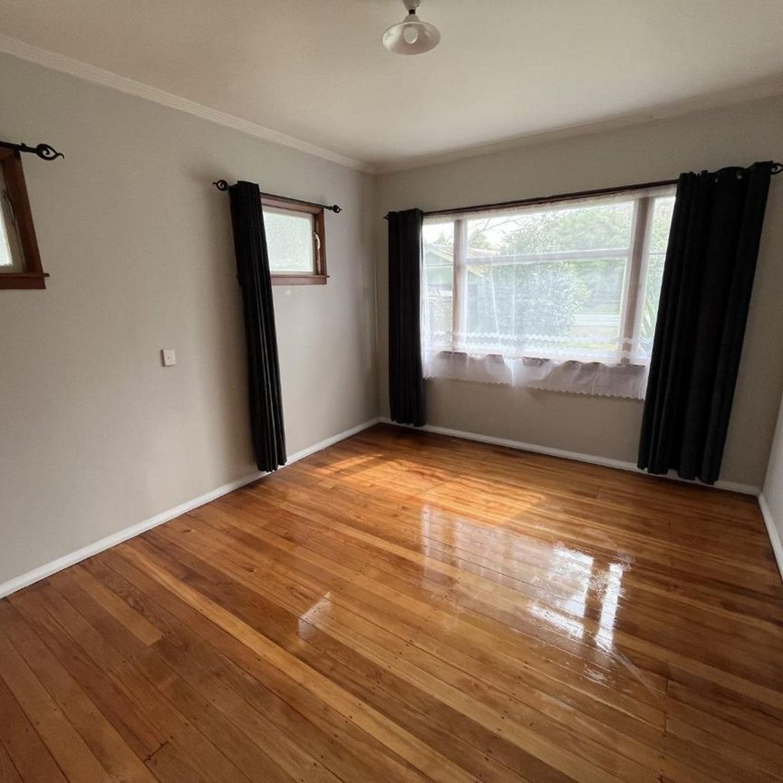 Spacious Waverley home - Photo 1