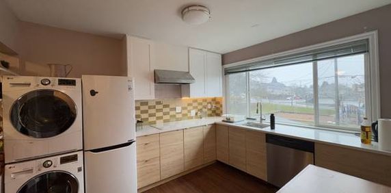 2b1b unit with 7 mins walk to Joyce Station - Photo 2