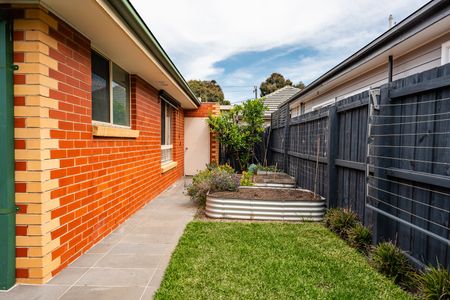 3/8A Etzel Street, Airport West VIC 3042 - Photo 3