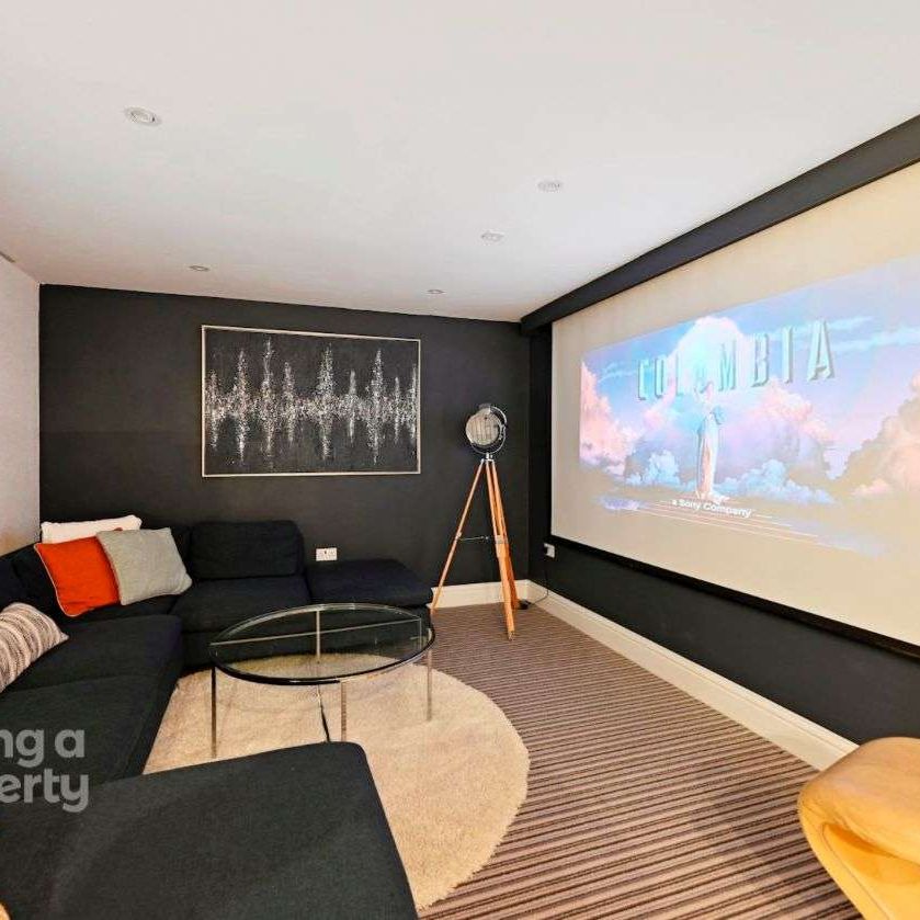 Lynwood Drive Room 1 - Photo 1