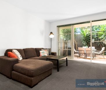 FANTASTIC 3 LEVEL TOWNHOUSE IN WELL MAINTAINED BLOCK, CENTRAL RICHM... - Photo 4