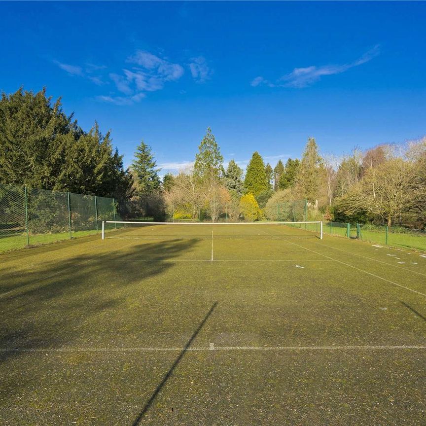 An outstanding country house in the village of Chawton - Photo 1