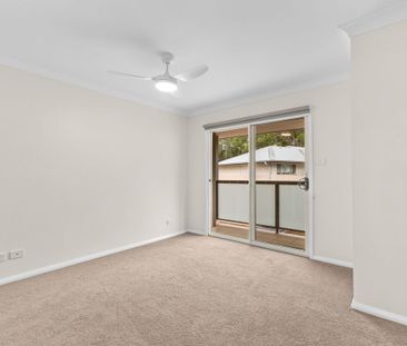 SPACIOUS RENOVATED 3 BEDROOM TOWNHOUSE - Photo 1