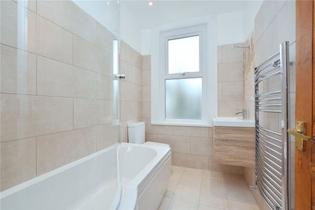 A newly refurbished two double bedroom first floor maisonette ideally located for both Barnes Bridge and Mortlake BR Stations with large private garden. Unfurnished and available mid Dec. - Photo 4