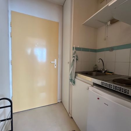 POITIERS, RUE DE LA PLAINE, STUDIO MEUBLE AVEC PARKING - Photo 3