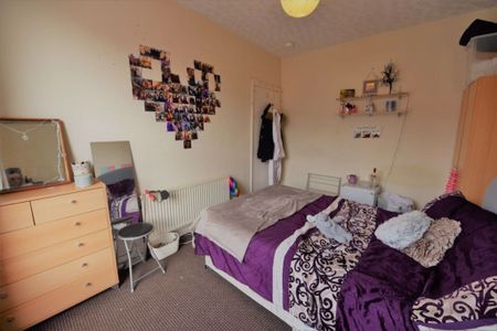 4 bedroom House in Norwood Place, Leeds - Photo 5