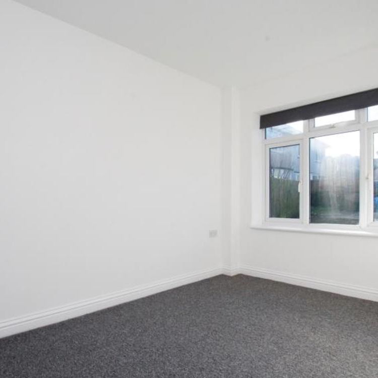 Well presented two bed apartment on the ground floor with garden and parking. Offered unfurnished and available now! - Photo 1
