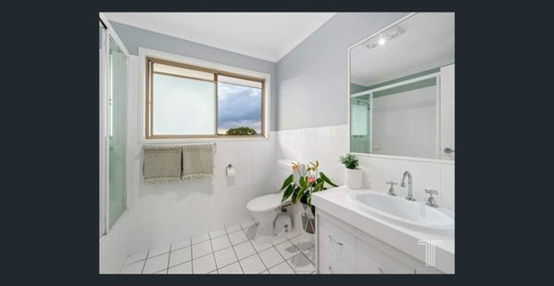 3 Bedroom offstreet townhouse with spacious backyard and entertainment area - Photo 1