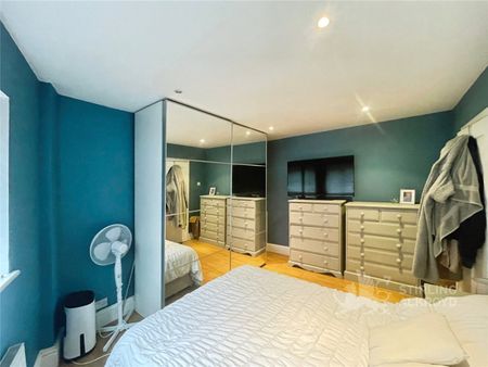 Claremont Road, West Byfleet, Surrey, KT14 6DY - Photo 3