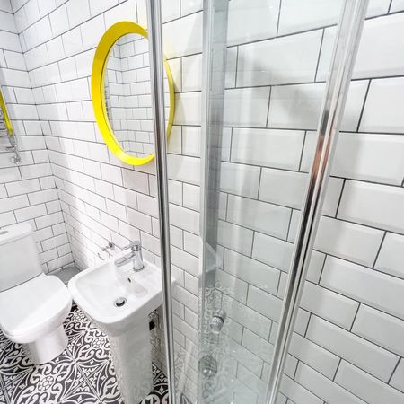 1 bedroom in a house share to rent - Photo 4