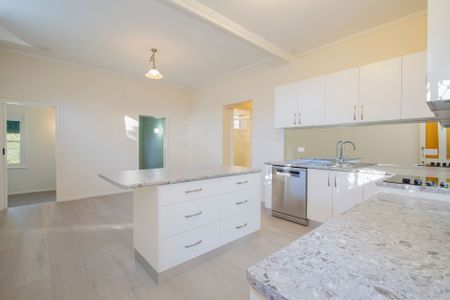New Renovated 3 Bedroom, only 2.5kms to Merewether Beach! - Photo 4