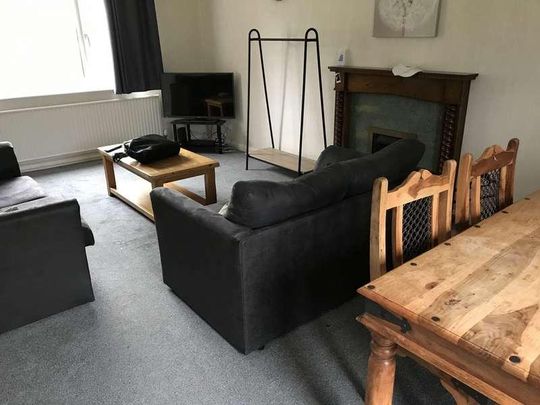 Lincoln Bishop // Large Bed House // Sep, LN2 - Photo 1