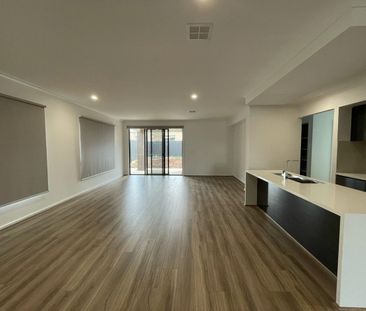 22 Anisata Way, Manor Lakes, Vic 3024 - Photo 2