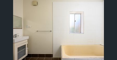 FRESHLY PAINTED SPACIOUS SINGLE STOREY SEMI - Photo 2