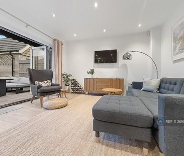 4 bedroom detached house to rent - Photo 2