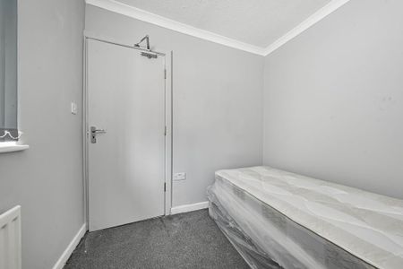 5 bedroom semi-detached house to rent - Photo 2