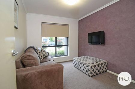 WELL APPOINTED THREE BEDROOM HOME IN PRIME LOCATION! - Photo 3