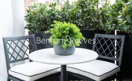 2 Bedroom flat to rent in Prince of Wales Terrace, Kensington, W8 - Photo 2