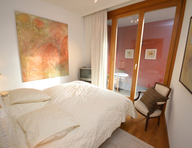 City-Residence: Für 6 Monate verfügbar: Geschmackvoll möblierte Wohnung im französischen Stil mit Balkon - Photo 1