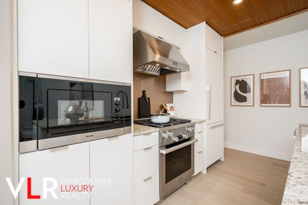 Condo in West Vancouver, BC - Photo 2