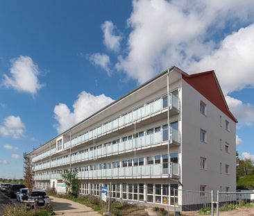 EINZIEHEN & WOHLFÜHLEN // Komfortable 3-Raum-Wohnung mit Balkon, Tageslichtbad & Stellplatz - Photo 1