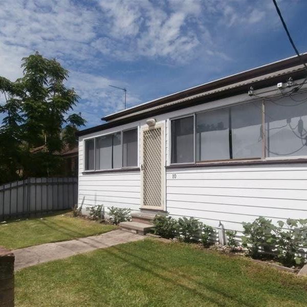 Two bedroom half house with air-conditioned living - Photo 1
