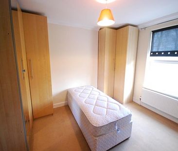 Spacious 5 bedroom mid terrace. Close to university and amenities - Photo 1