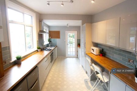 1 bedroom in a house share to rent - Photo 2