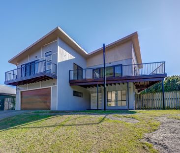 Spacious Family Home with Multiple Living Areas – Prime Location - Photo 5