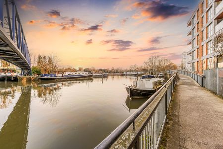 Brook Road South, Brentford, TW8 - Photo 2