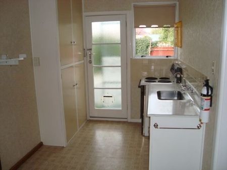 2 BEDROOM SUNNY UNIT, SINGLE GARAGE, HEAT PUMP - Photo 5